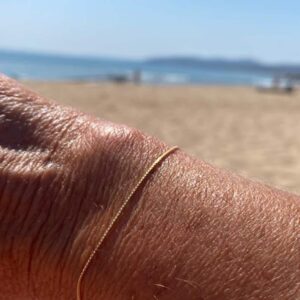 Indossato del Bracciale 365 al mare